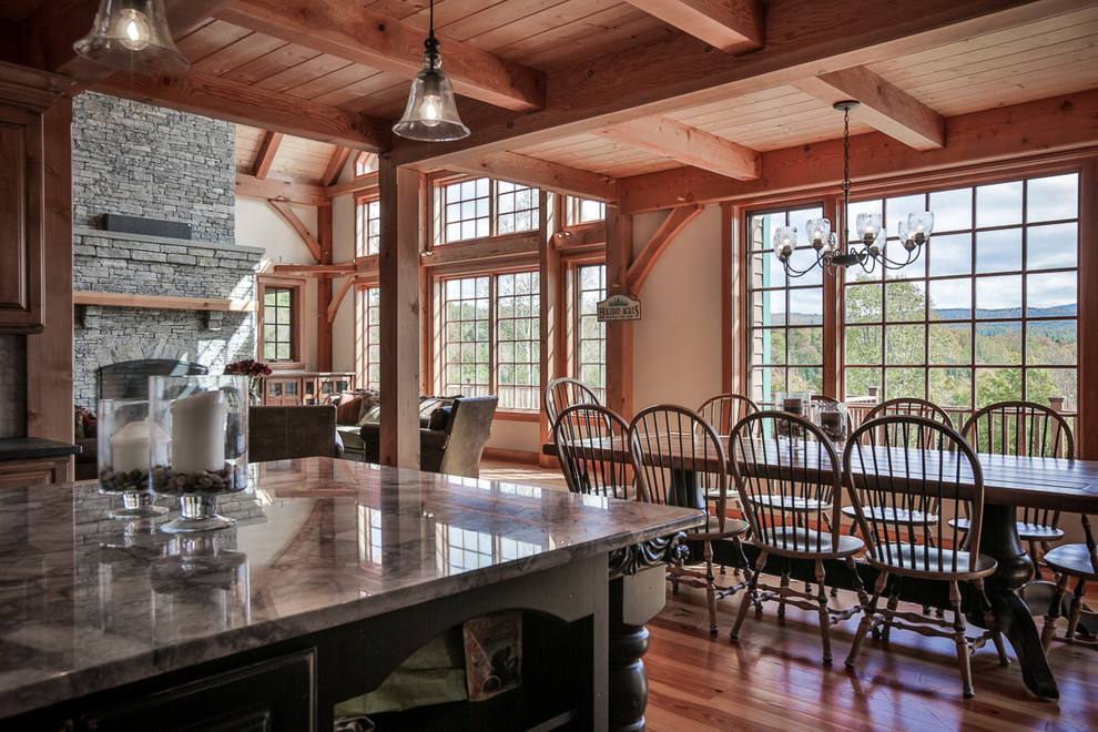Foto di una sala da pranzo aperta verso la cucina chic con pareti beige e pavimento in legno massello medio
