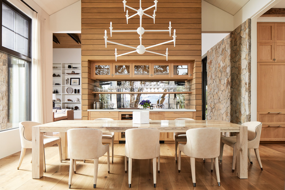 Идея дизайна: кухня-столовая в стиле кантри с белыми стенами, паркетным полом среднего тона и коричневым полом