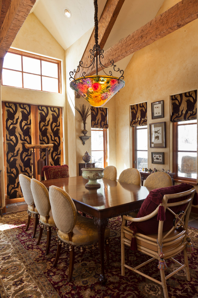 Exemple d'une salle à manger éclectique avec un mur beige.