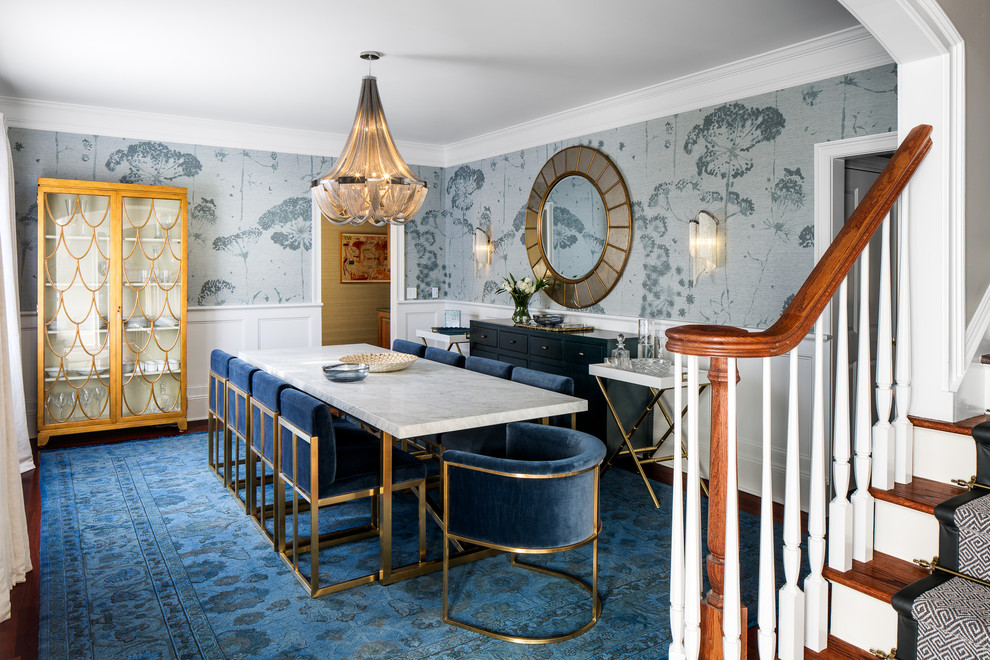 Источник вдохновения для домашнего уюта: отдельная столовая среднего размера в классическом стиле с синими стенами и темным паркетным полом без камина