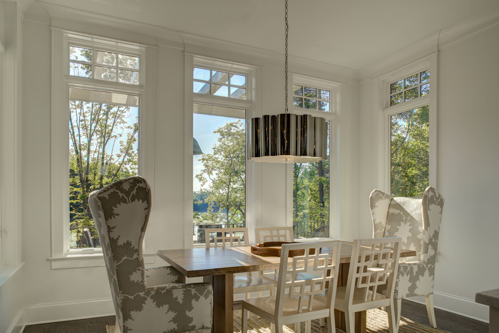 Immagine di una sala da pranzo stile rurale chiusa e di medie dimensioni con pareti bianche, parquet scuro e pavimento marrone