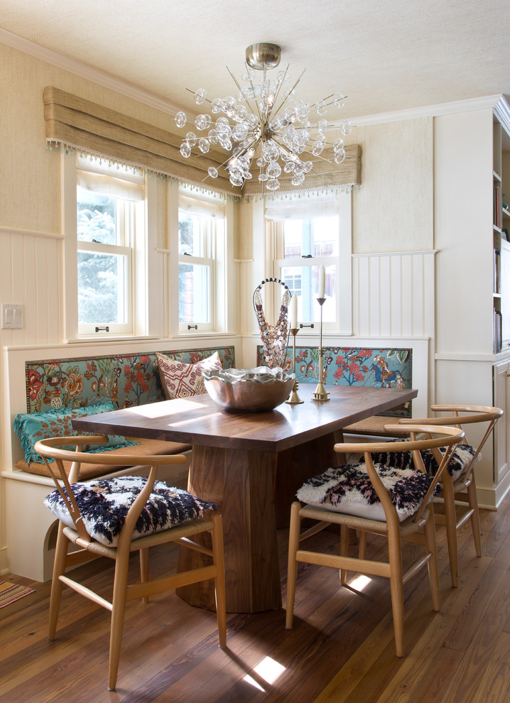 Foto de comedor de cocina ecléctico con paredes beige y suelo de madera en tonos medios