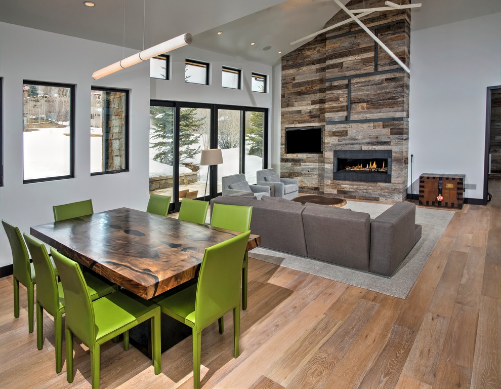 Стильный дизайн: большая кухня-столовая в стиле модернизм с белыми стенами, светлым паркетным полом, горизонтальным камином и фасадом камина из дерева - последний тренд