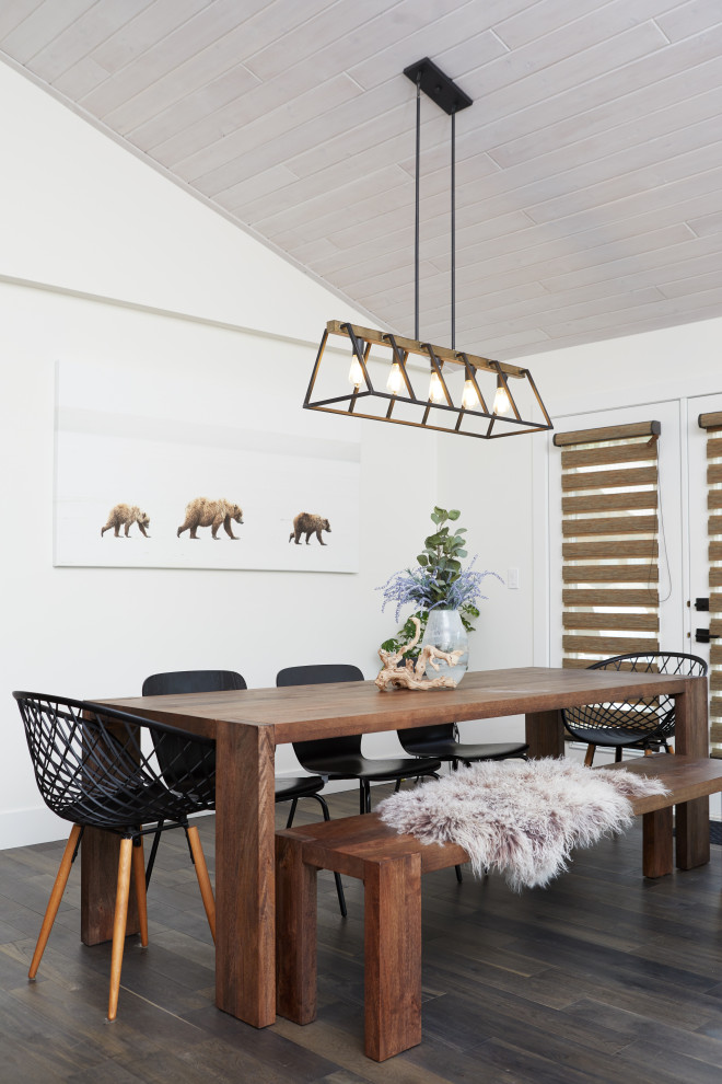 Aménagement d'une salle à manger ouverte sur le salon contemporaine avec un mur blanc, parquet foncé, un sol marron, un plafond voûté et un plafond en bois.