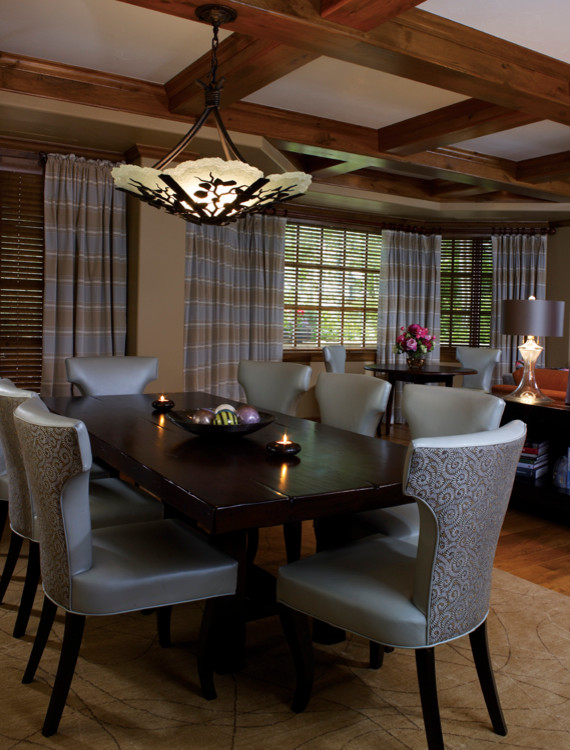 Foto di una sala da pranzo minimalista di medie dimensioni con pareti marroni, pavimento in legno massello medio, pavimento multicolore e soffitto a cassettoni