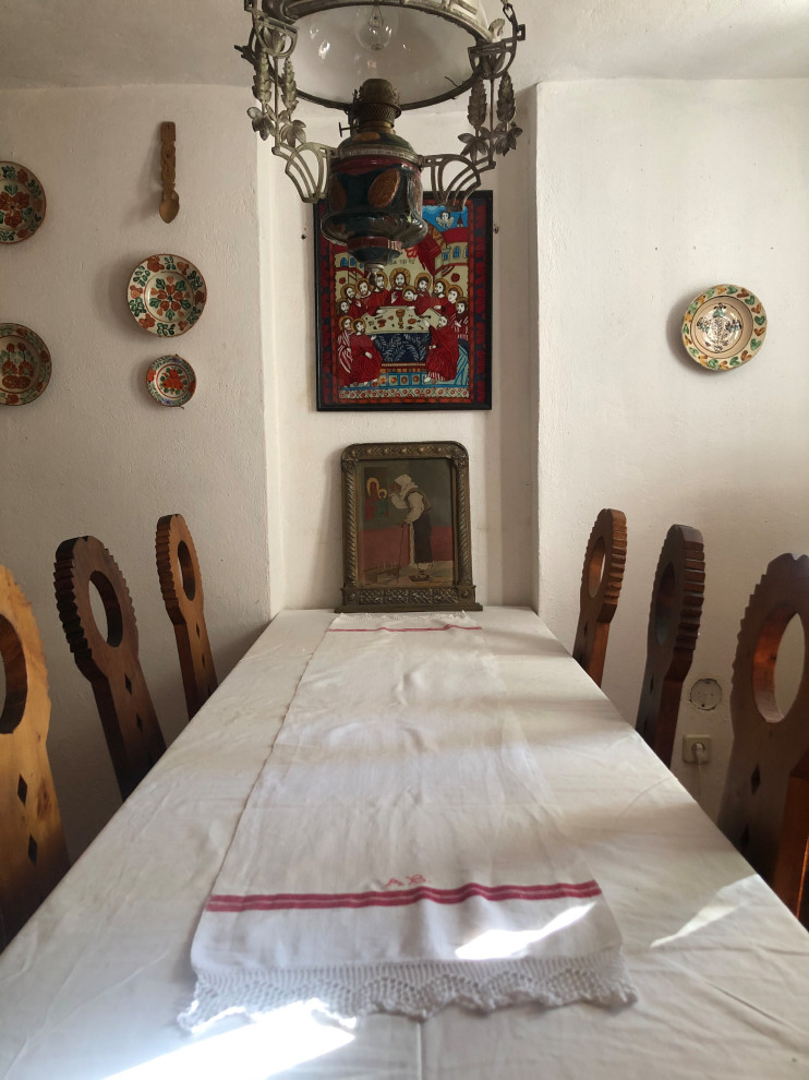 Bild på en mellanstor rustik separat matplats, med vita väggar, klinkergolv i terrakotta och en öppen vedspis