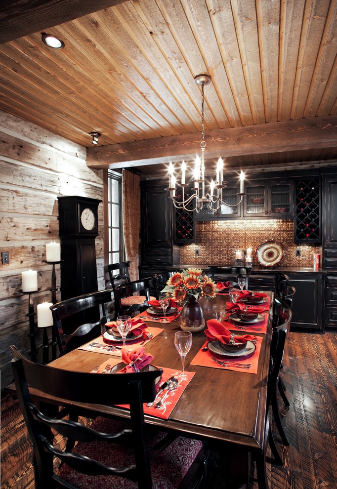 Immagine di una sala da pranzo aperta verso la cucina stile rurale di medie dimensioni con pareti beige e parquet scuro