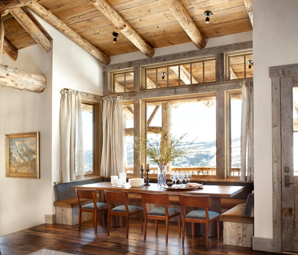 Idee per una sala da pranzo aperta verso la cucina stile rurale di medie dimensioni con pareti bianche, parquet scuro e pavimento marrone