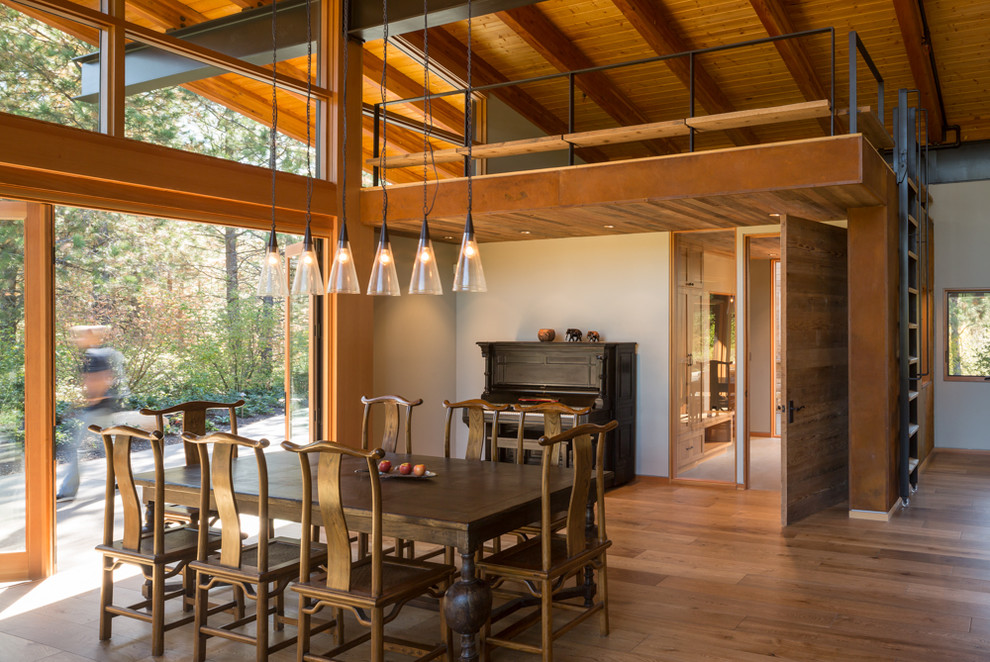 Ispirazione per una grande sala da pranzo aperta verso la cucina design con pareti beige e pavimento beige