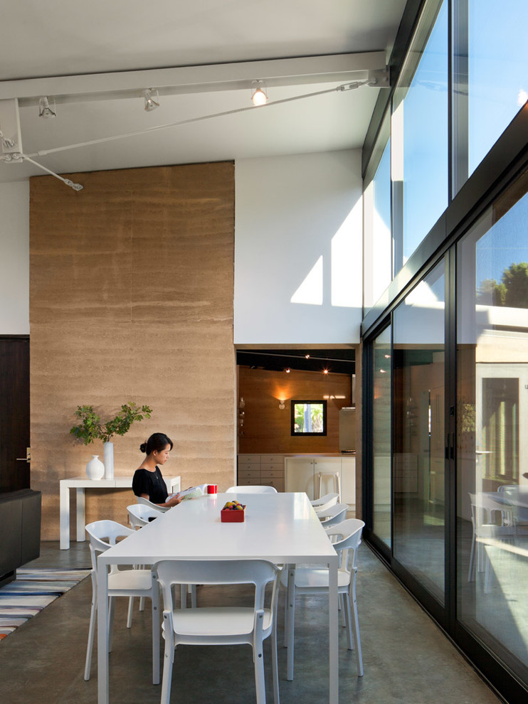 Inspiration för mellanstora moderna matplatser med öppen planlösning, med betonggolv