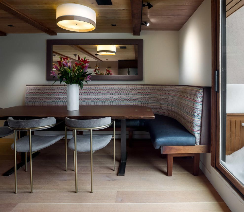 Ispirazione per una sala da pranzo minimal con pareti bianche, parquet chiaro e pavimento beige