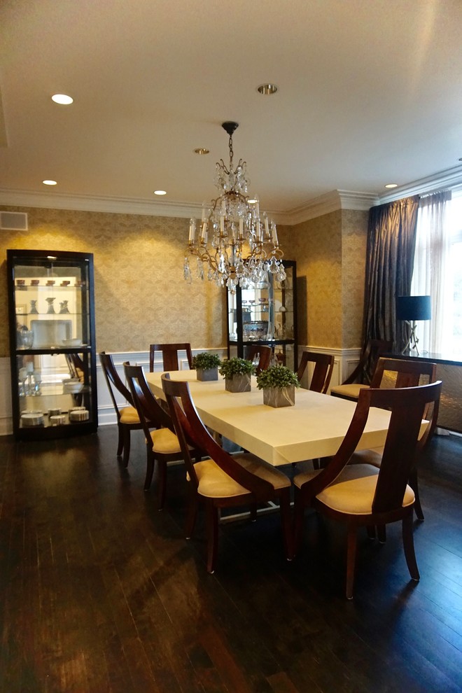Foto di una grande sala da pranzo classica chiusa con pareti con effetto metallico e parquet scuro