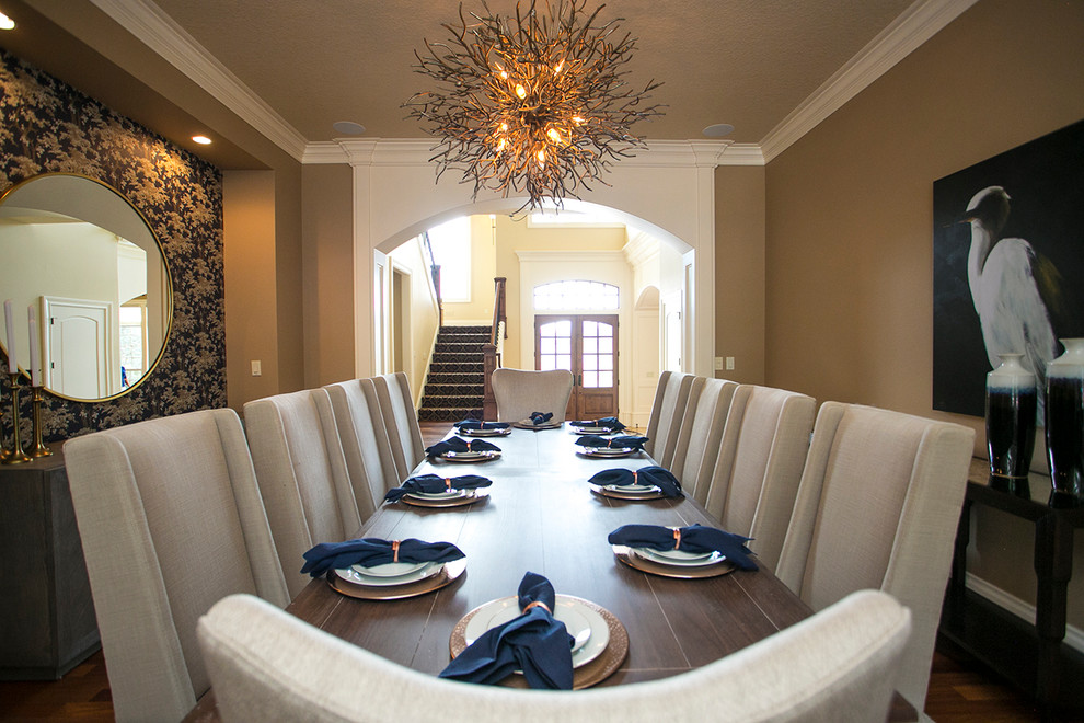 Idées déco pour une grande salle à manger classique avec un mur multicolore et un sol en bois brun.