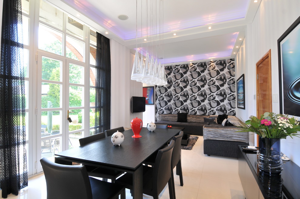 Esempio di una sala da pranzo aperta verso il soggiorno contemporanea con pareti bianche e pavimento beige