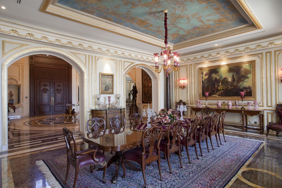 Foto di un'ampia sala da pranzo vittoriana con pavimento in marmo, nessun camino, pareti bianche e pavimento grigio