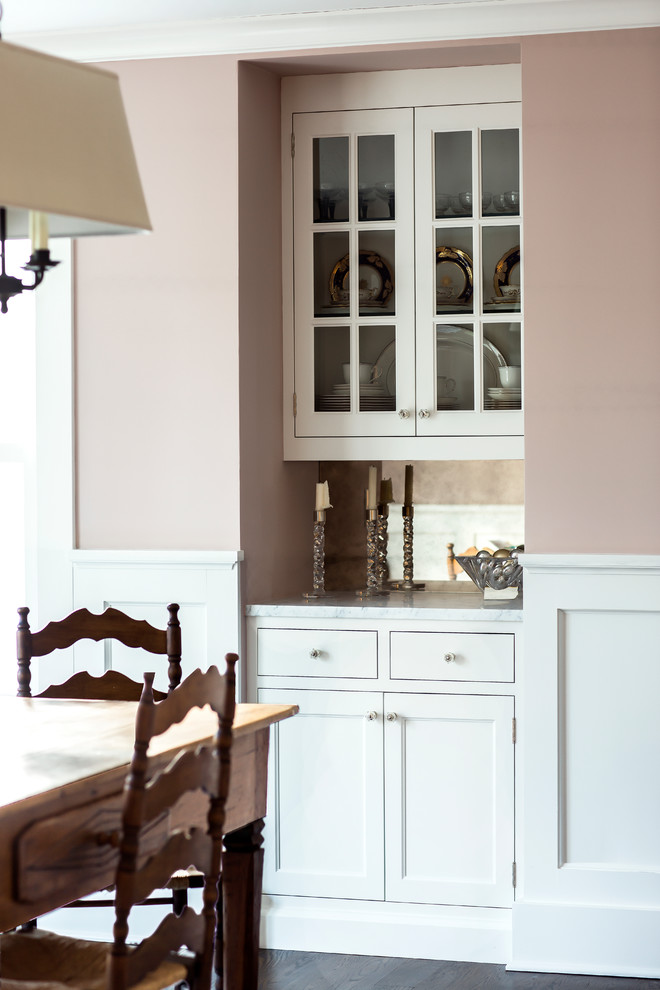 Идея дизайна: столовая в классическом стиле с розовыми стенами
