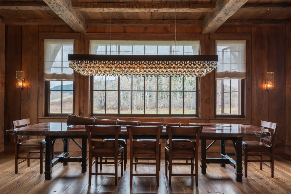 Immagine di una sala da pranzo stile rurale con pavimento in legno massello medio
