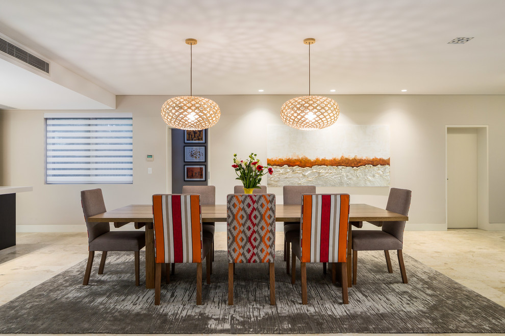 Ispirazione per una grande sala da pranzo aperta verso la cucina minimal con pareti beige e pavimento in marmo