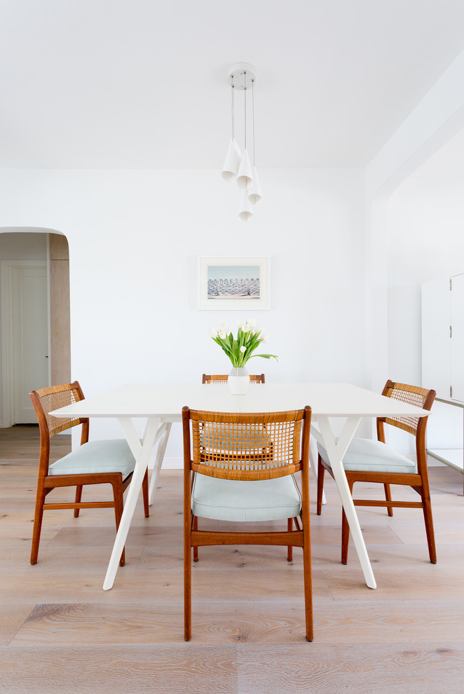 Exemple d'une salle à manger ouverte sur la cuisine scandinave avec un mur blanc.