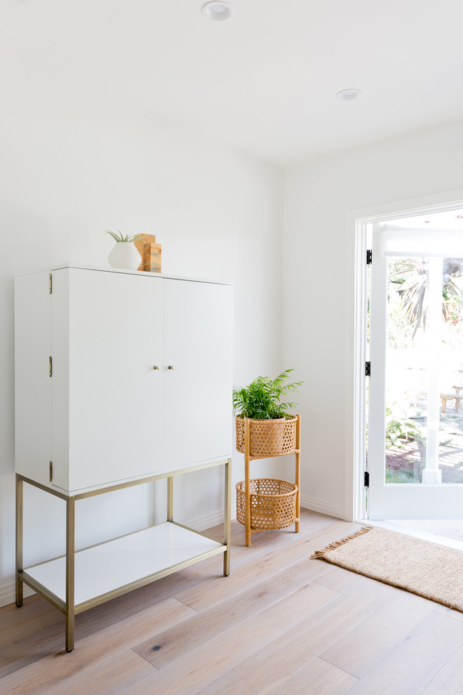Skandinavische Wohnküche mit weißer Wandfarbe und hellem Holzboden in Los Angeles