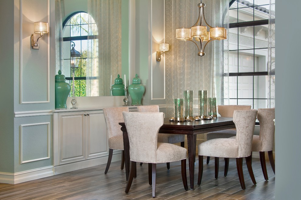 Esempio di una sala da pranzo aperta verso la cucina minimalista di medie dimensioni con pareti con effetto metallico e pavimento in gres porcellanato
