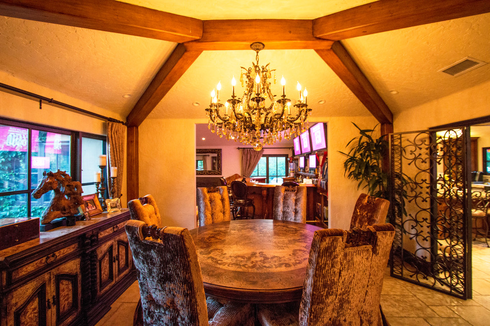 Exemple d'une salle à manger ouverte sur le salon sud-ouest américain de taille moyenne avec un mur beige, un sol en carrelage de céramique et aucune cheminée.