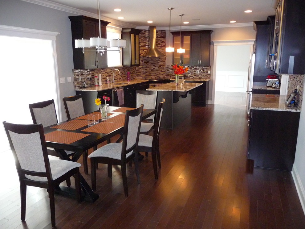 Esempio di una sala da pranzo aperta verso la cucina contemporanea di medie dimensioni con pareti grigie e pavimento in legno massello medio