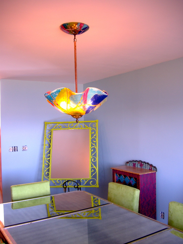 На фото: гостиная-столовая среднего размера в стиле неоклассика (современная классика) с фиолетовыми стенами, ковровым покрытием, стандартным камином и фасадом камина из камня с