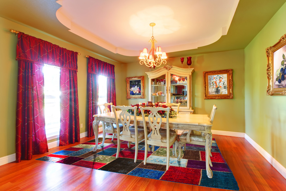 Ispirazione per una sala da pranzo aperta verso la cucina chic di medie dimensioni con pareti verdi e pavimento in legno massello medio