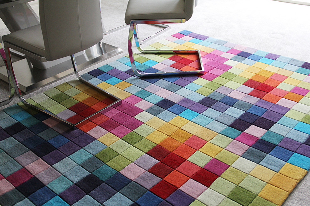 Стильный дизайн: столовая в современном стиле с ковровым покрытием - последний тренд