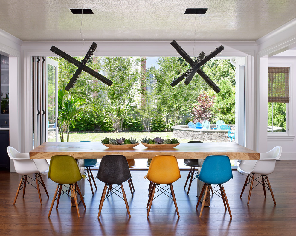 Immagine di una sala da pranzo contemporanea con pareti bianche, pavimento in legno massello medio e pavimento marrone