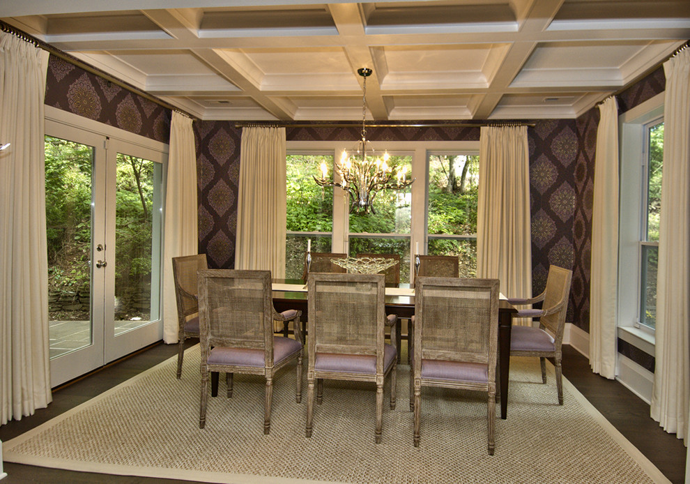 Foto di una sala da pranzo tradizionale chiusa e di medie dimensioni con pareti viola e parquet scuro