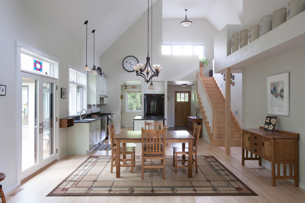 Moderne Wohnküche mit weißer Wandfarbe und hellem Holzboden in Cedar Rapids