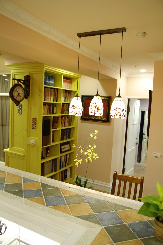 Idéer för små rustika kök med matplatser, med orange väggar, laminatgolv och gult golv