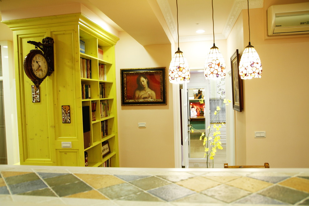 Immagine di una piccola sala da pranzo aperta verso la cucina stile rurale con pareti arancioni, pavimento in laminato, nessun camino e pavimento giallo