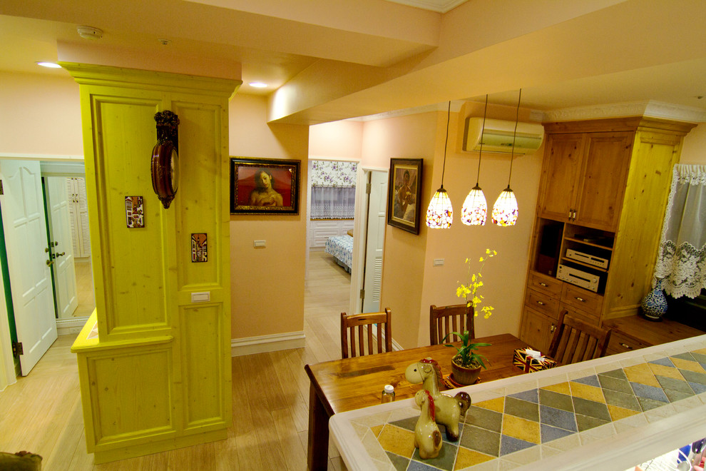 Exemple d'une petite salle à manger ouverte sur la cuisine montagne avec un mur orange, sol en stratifié, aucune cheminée et un sol jaune.