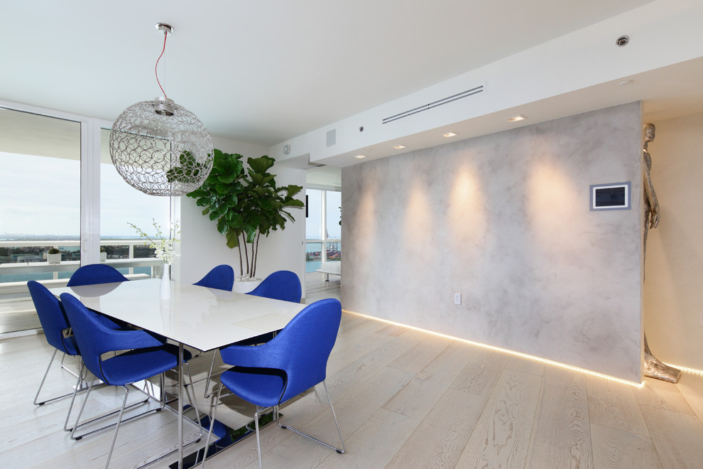 Esempio di una sala da pranzo minimalista chiusa e di medie dimensioni con pareti grigie, parquet chiaro e nessun camino