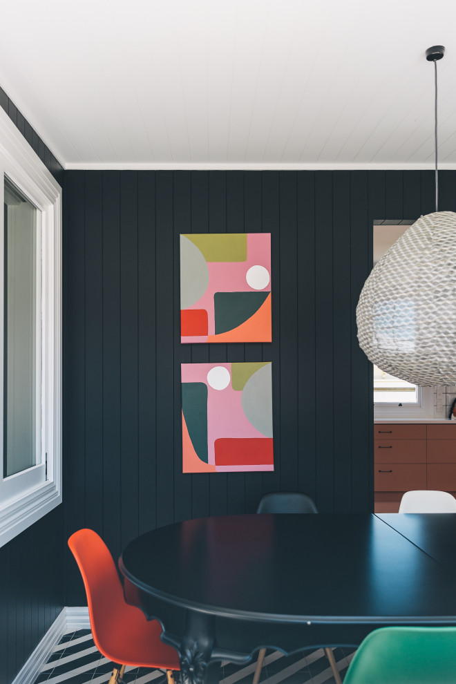 Idee per una sala da pranzo contemporanea con pareti nere, pavimento con piastrelle in ceramica, pavimento multicolore, soffitto in perlinato e boiserie