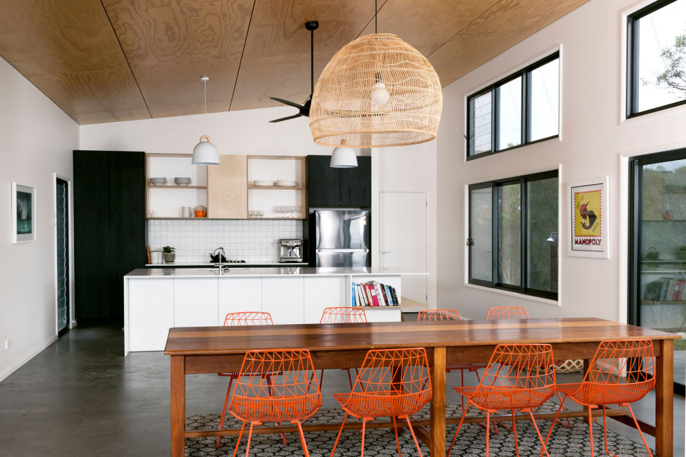 Стильный дизайн: столовая в стиле лофт с деревянным потолком - последний тренд