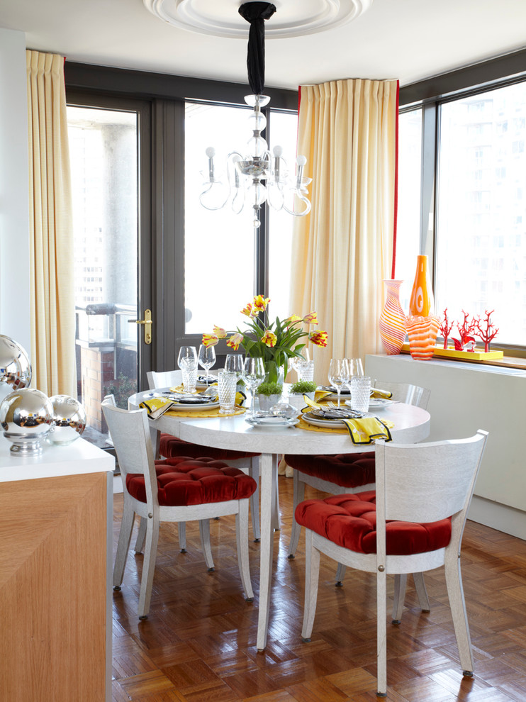 Eklektische Wohnküche mit weißer Wandfarbe und braunem Holzboden in New York