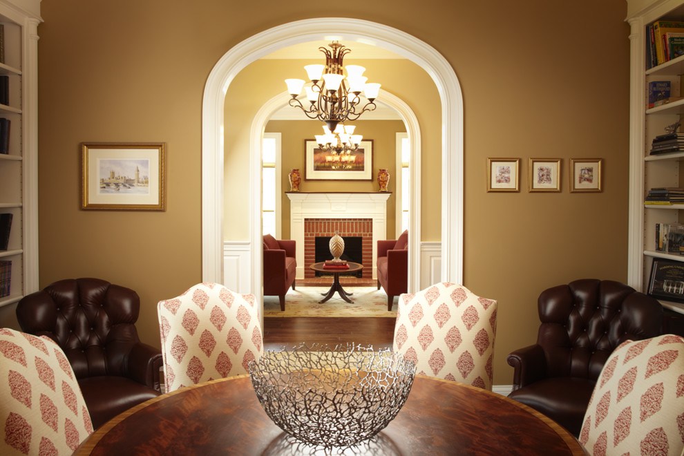 На фото: большая отдельная столовая в классическом стиле с коричневыми стенами, паркетным полом среднего тона и коричневым полом без камина