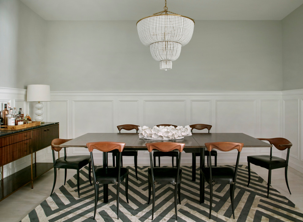 Идея дизайна: столовая среднего размера в стиле неоклассика (современная классика) с с кухонным уголком, серыми стенами, светлым паркетным полом и белым полом