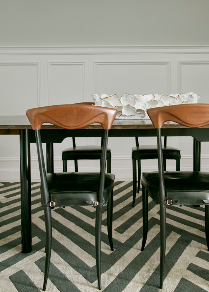 Mittelgroße Klassische Frühstücksecke mit grauer Wandfarbe, hellem Holzboden und weißem Boden in New York