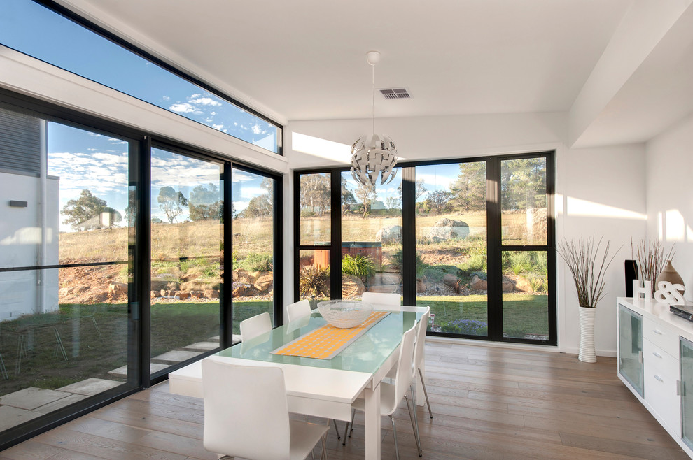 Große Moderne Wohnküche mit weißer Wandfarbe und hellem Holzboden in Canberra - Queanbeyan
