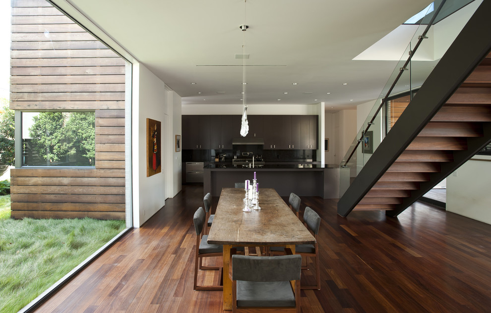Moderne Wohnküche mit weißer Wandfarbe und dunklem Holzboden in Houston