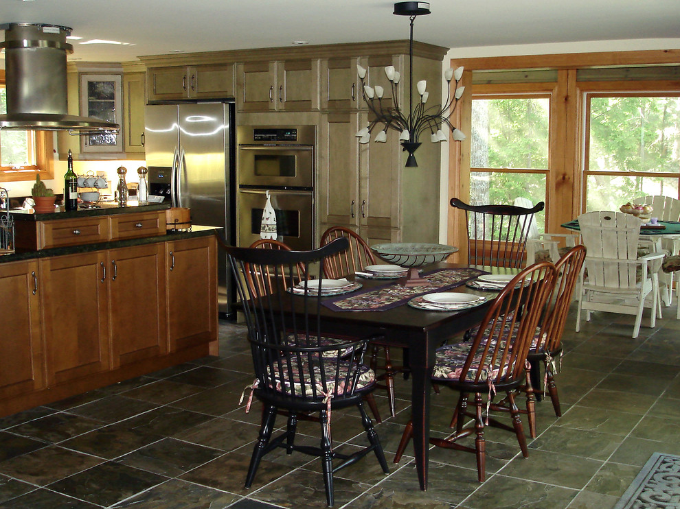 Inredning av ett klassiskt mellanstort kök med matplats, med vita väggar och grönt golv