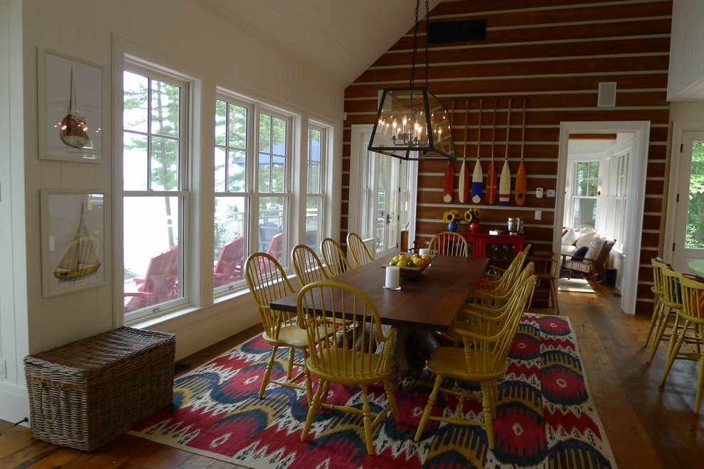 Esempio di una grande sala da pranzo aperta verso la cucina classica con pareti bianche e pavimento in legno massello medio