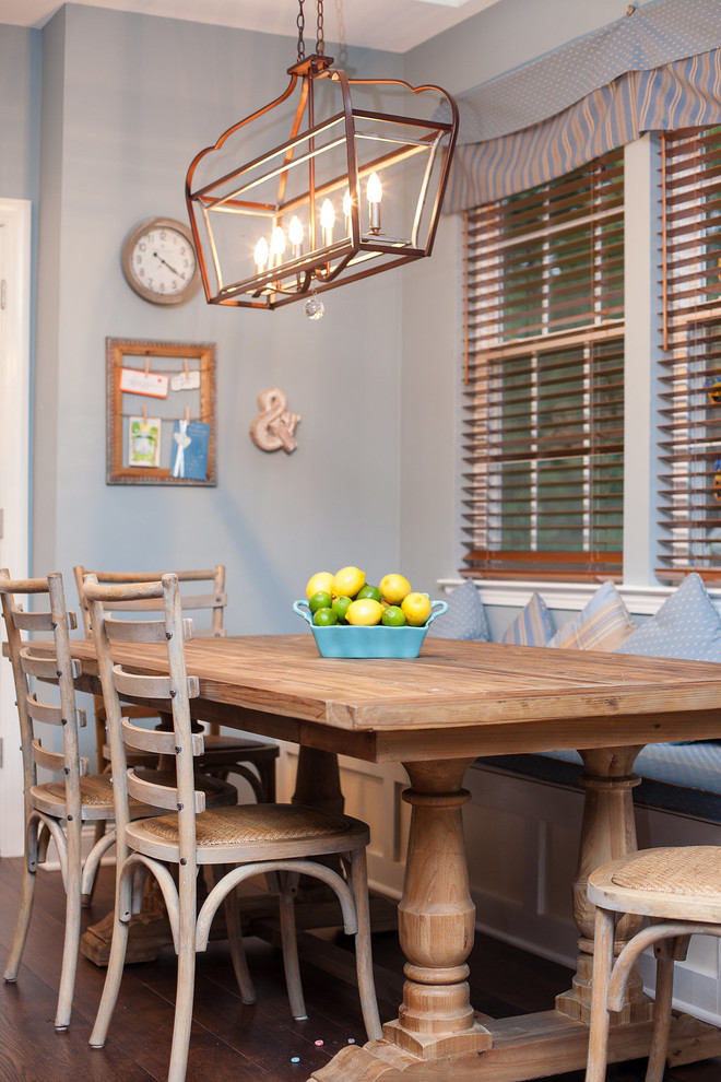 Foto di una sala da pranzo aperta verso la cucina classica di medie dimensioni con pareti blu, pavimento in legno massello medio, nessun camino e pavimento marrone