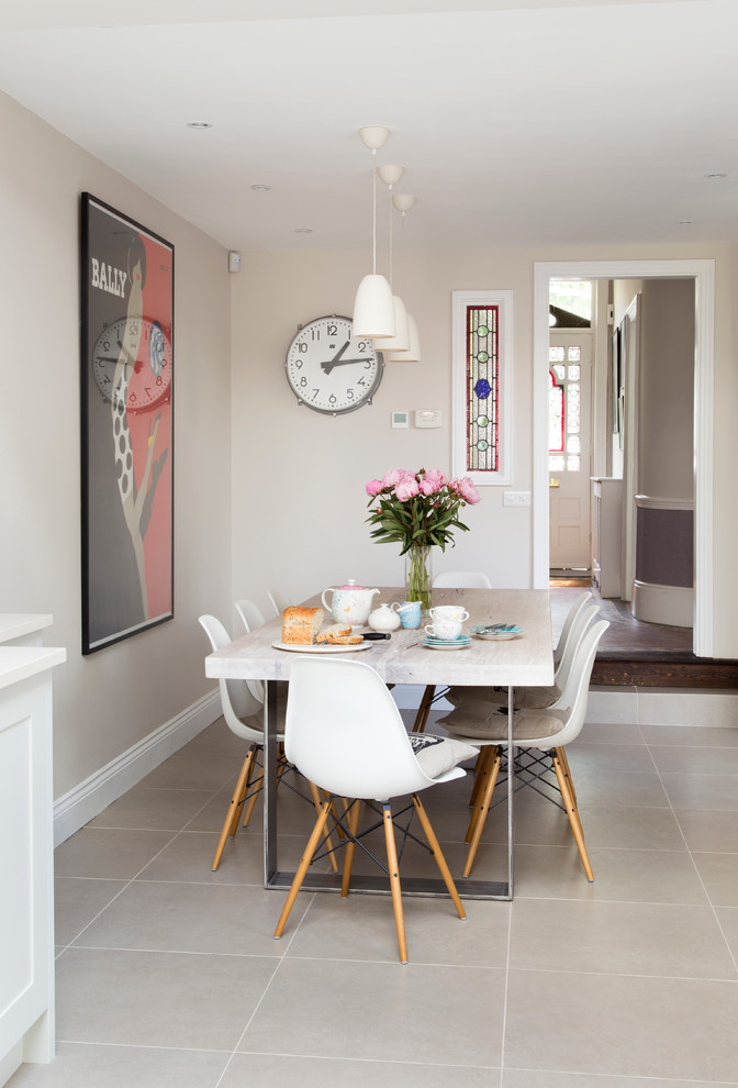 Foto på ett minimalistiskt kök med matplats, med beige väggar