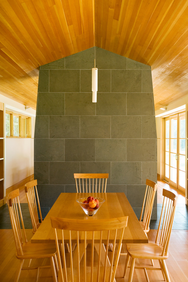 Modelo de comedor minimalista con suelo de madera en tonos medios